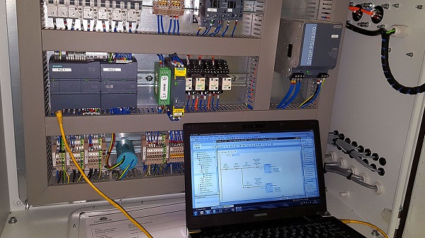 So Sánh Màn Hình HMI và PLC: Điểm Khác Biệt Chính