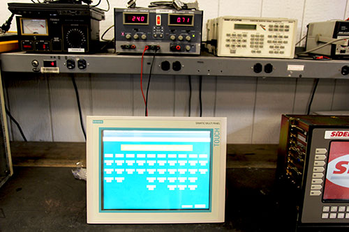 So Sánh Màn Hình HMI và PLC: Điểm Khác Biệt Chính